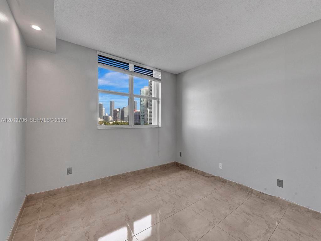 THE METROPOLITAN CONDO - Residential