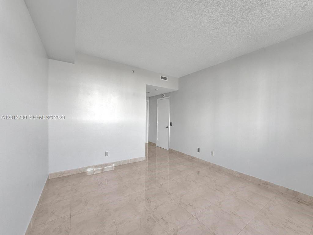 THE METROPOLITAN CONDO - Residential