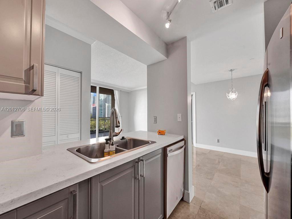 THE METROPOLITAN CONDO - Residential