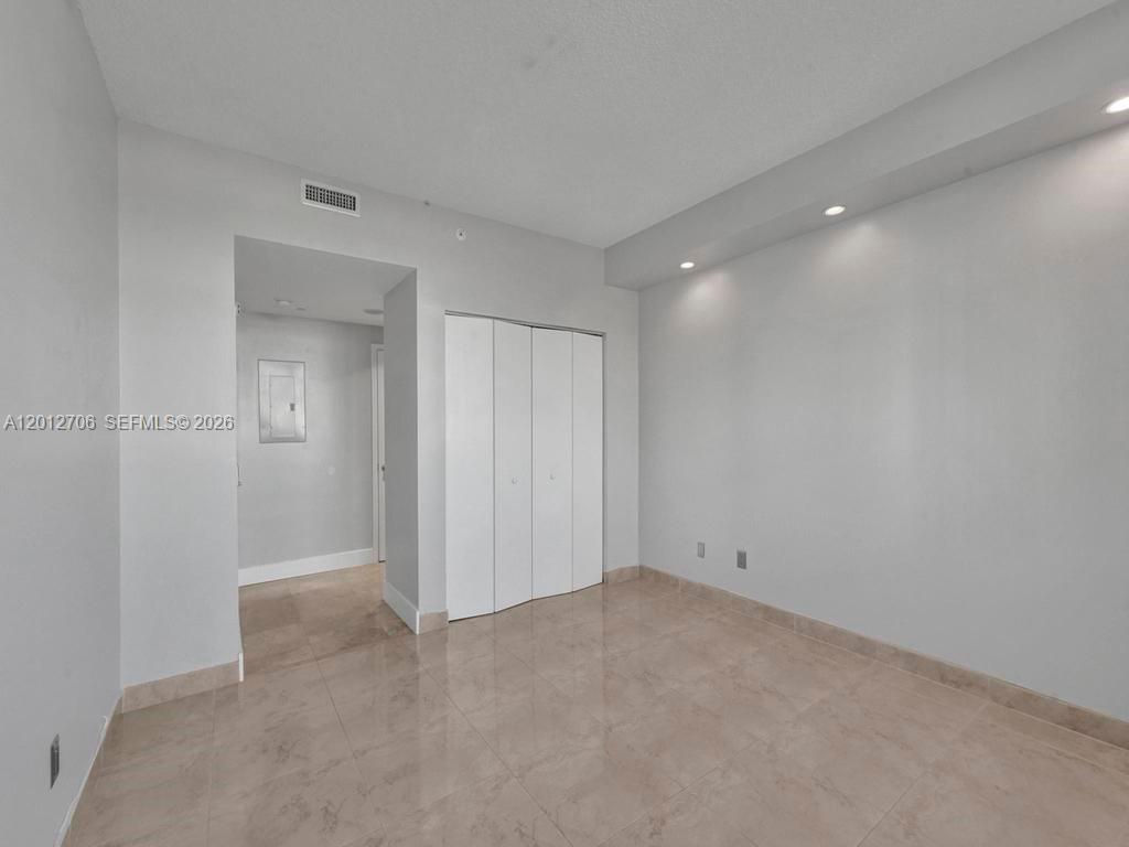 THE METROPOLITAN CONDO - Residential
