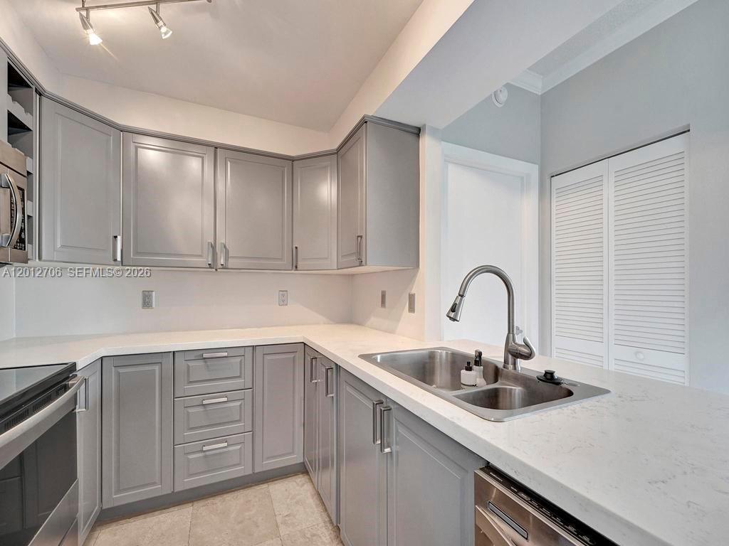 THE METROPOLITAN CONDO - Residential