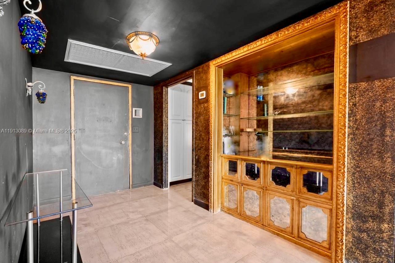 KING COLE CONDO - Residential