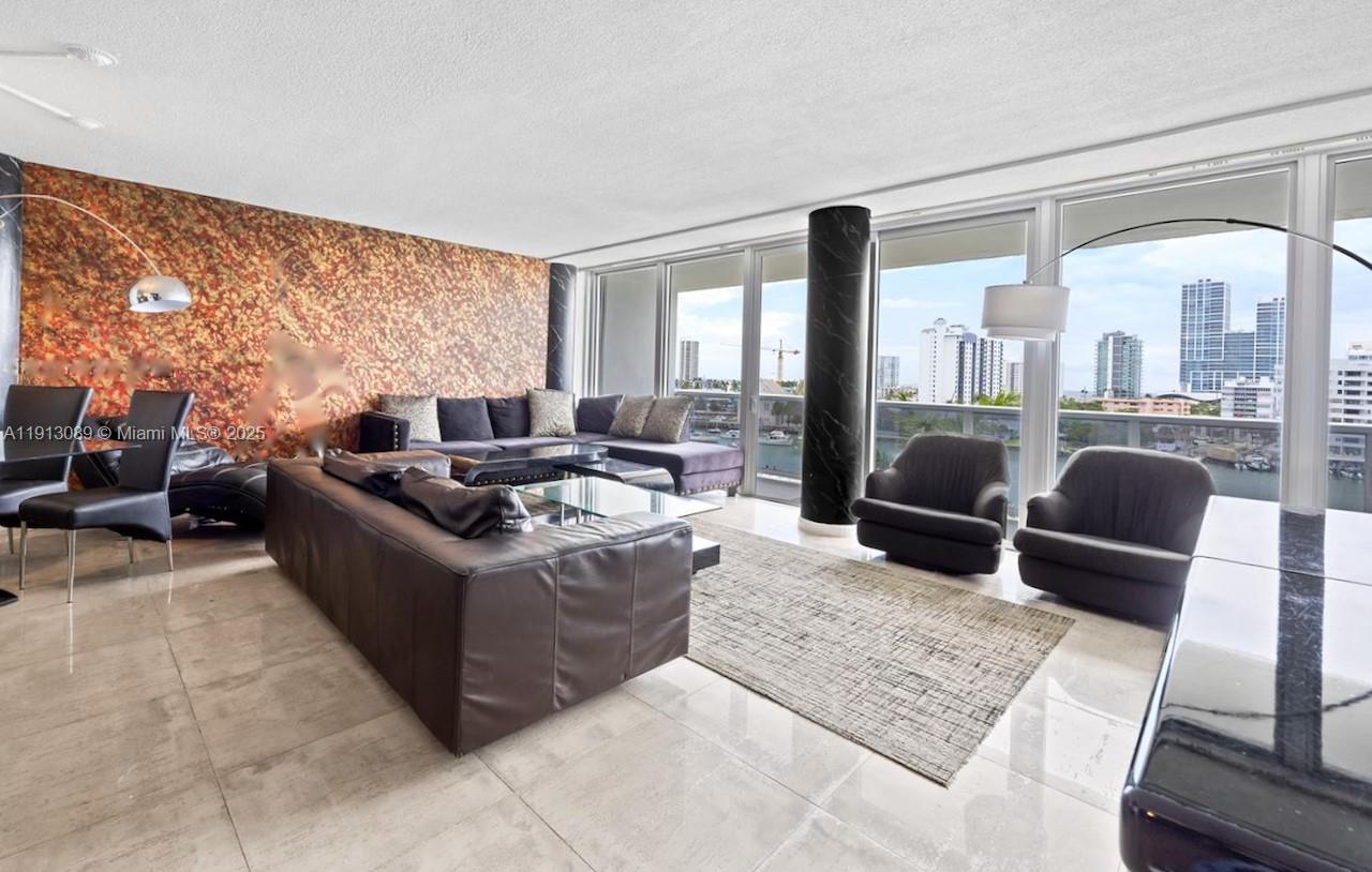 KING COLE CONDO - Residential