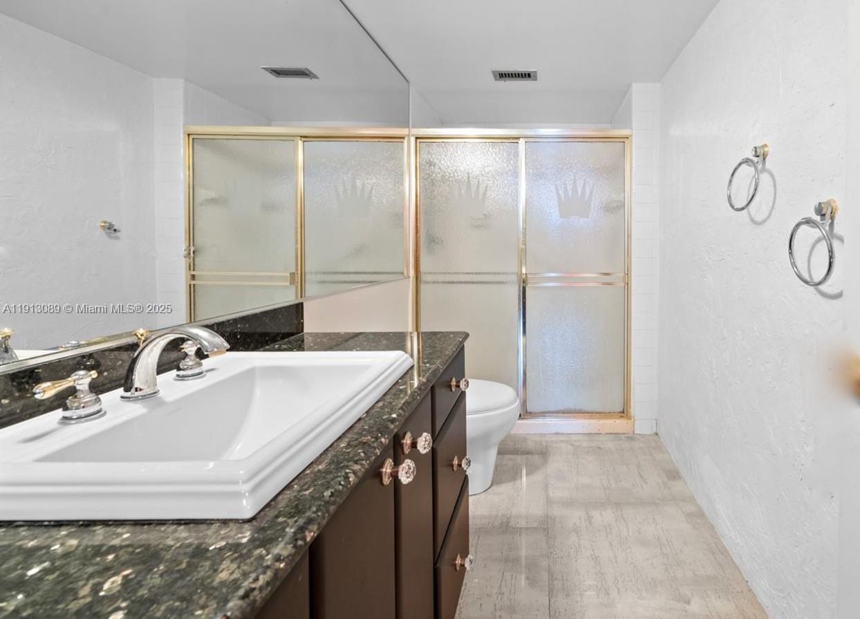 KING COLE CONDO - Residential