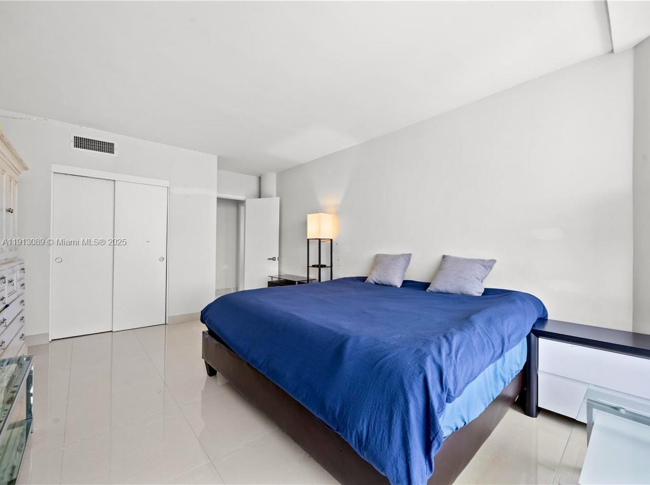 KING COLE CONDO - Residential