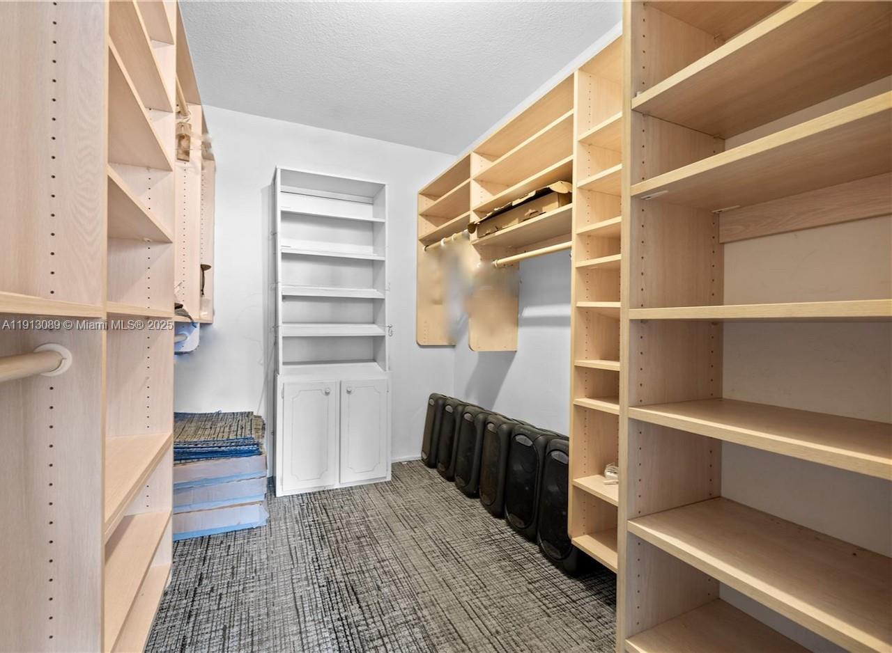 KING COLE CONDO - Residential