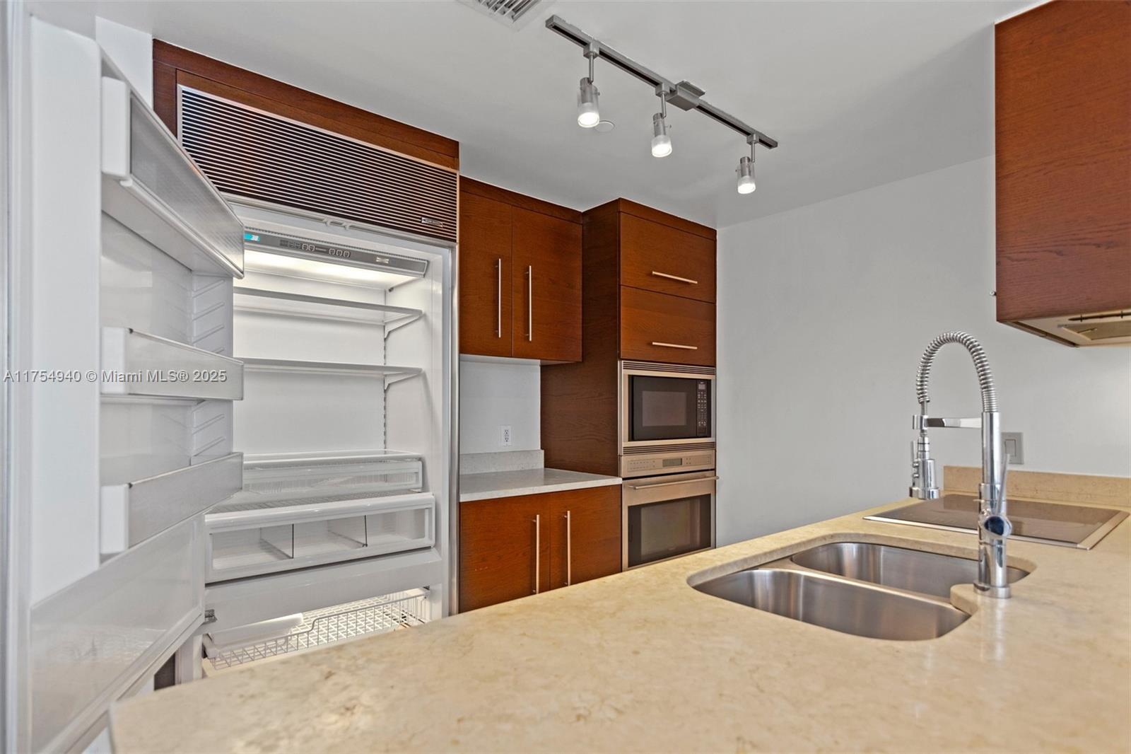 ICON BRICKELL CONDO NO 3 - Residential