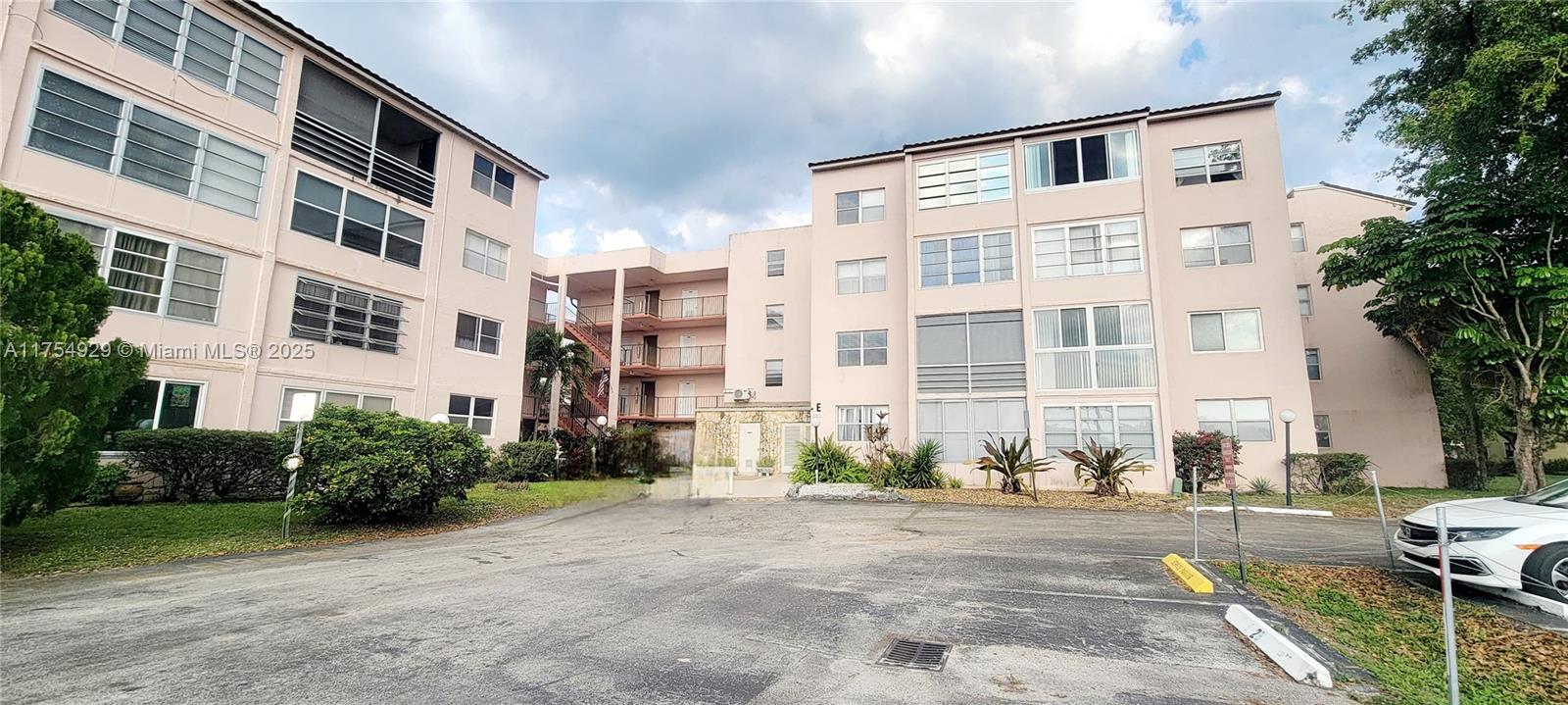 Property for Sale at 2851 Somerset Dr 314, Lauderdale Lakes, Broward County, Florida - Bedrooms: 2 
Bathrooms: 2  - $158,900
