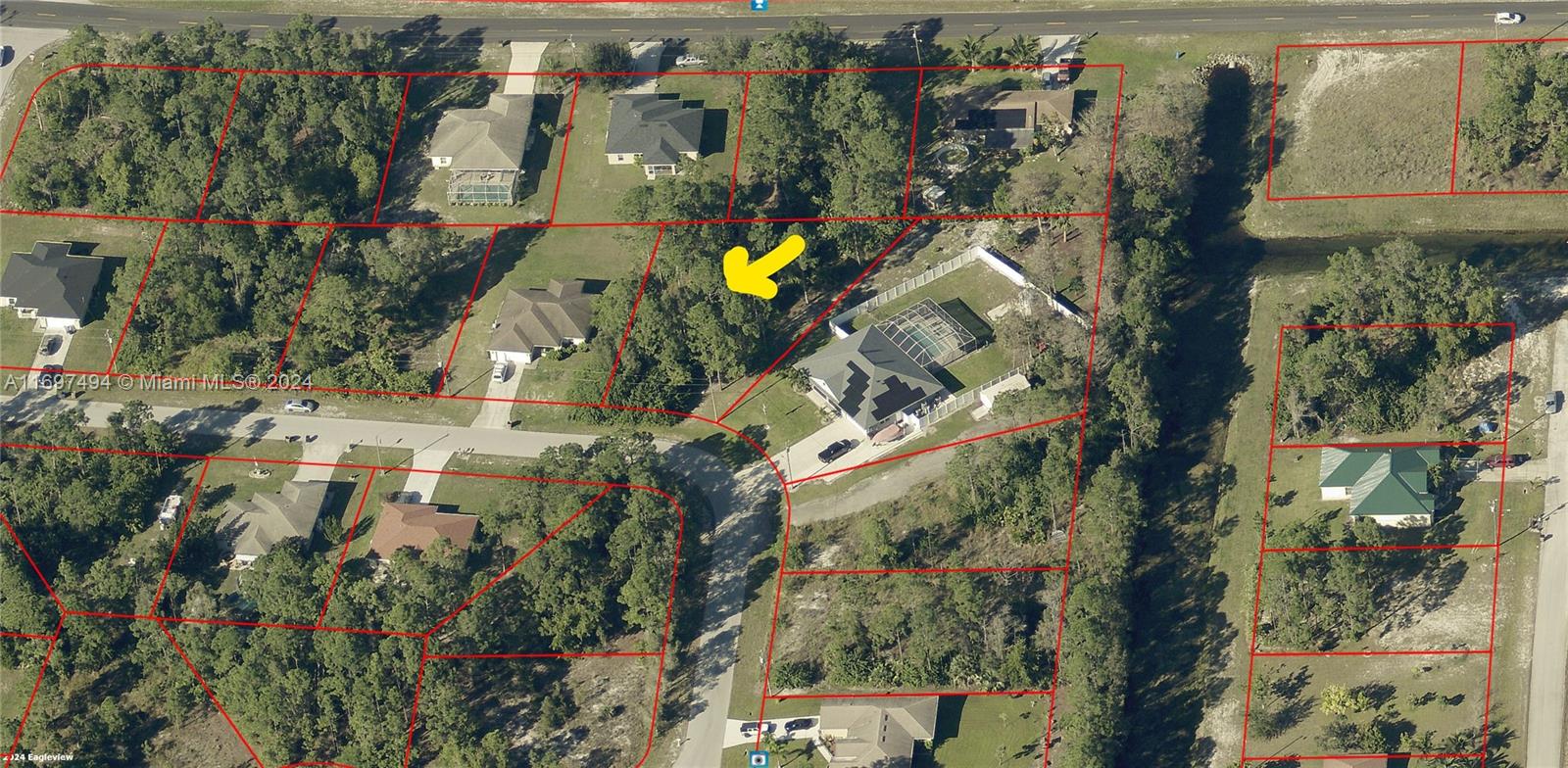 Residential lot with aproximately 0.37 Acres (16.000 sqft). Houses already built around and under construction on the same street. No sewer.