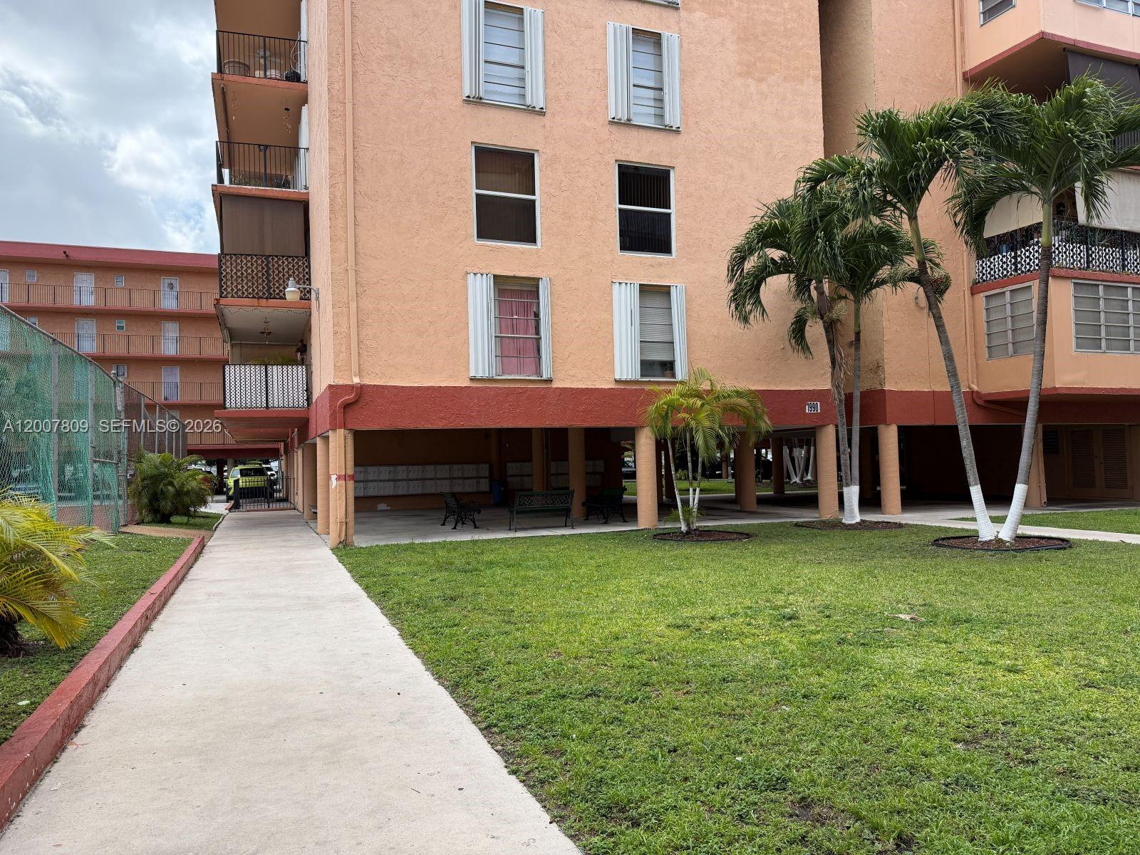 PALM-WEST GARDENS CONDO - Residential