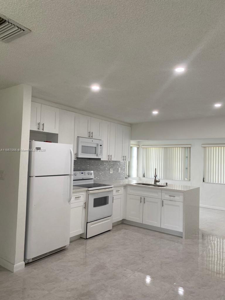 Beautiful single family home 2/1 .washer and dryer inside the unit. New Kitchen new bathroom A must See!!
Landlord requires renters insurance ,4 last paid stub, background check P.O.F. Association requires a fico scores at or above 730