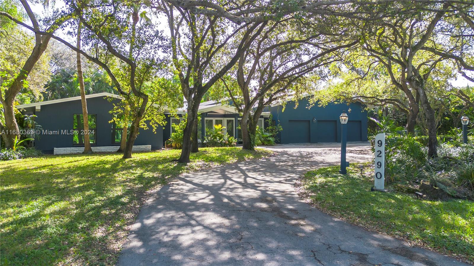 9290 Sw 117th Ter, Pinecrest, Miami-Dade County, Florida - 6 Bedrooms  
5 Bathrooms - 