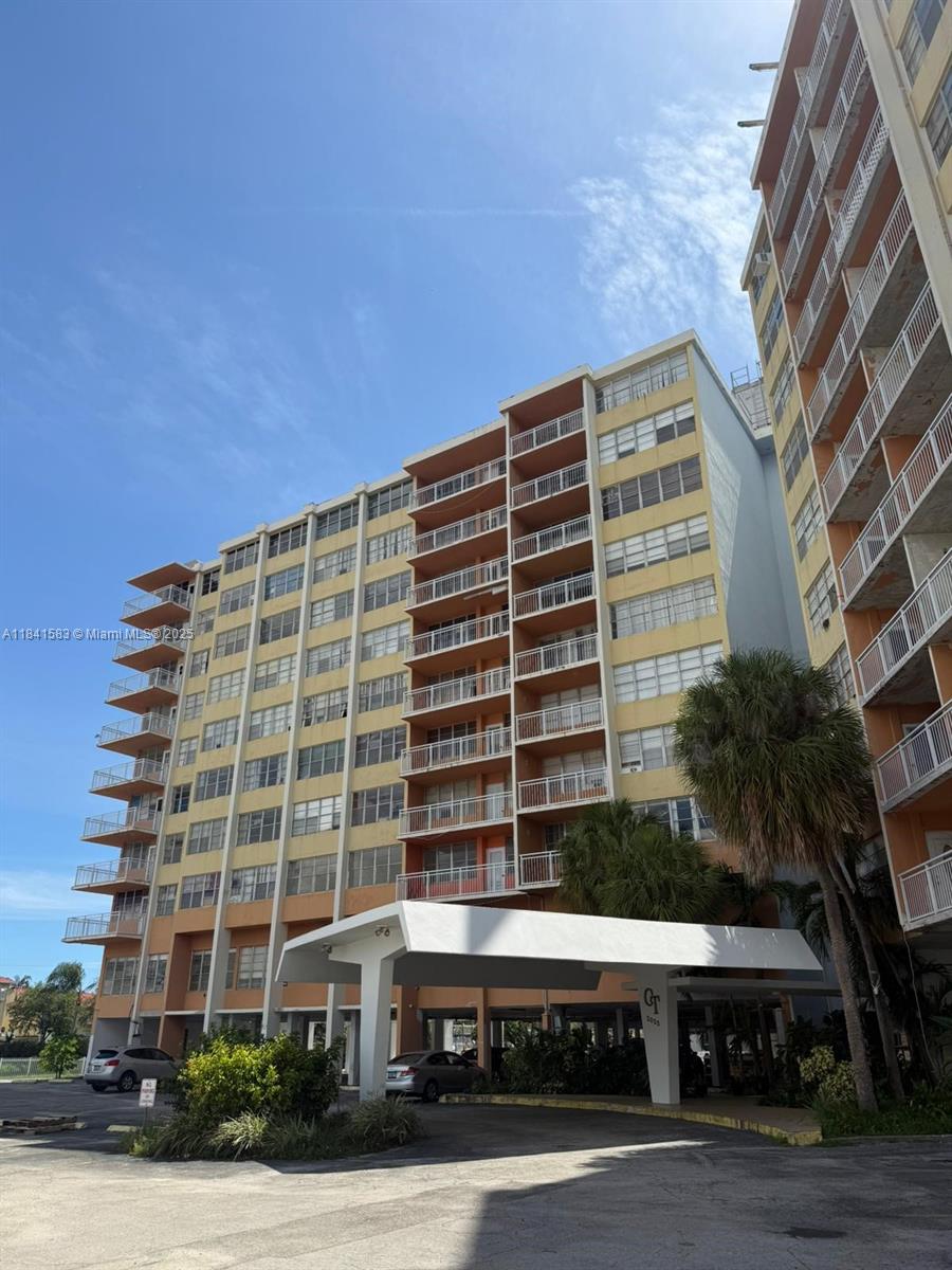 don't miss it very nice 1 bed unit with 1 and a half bath , looking lake