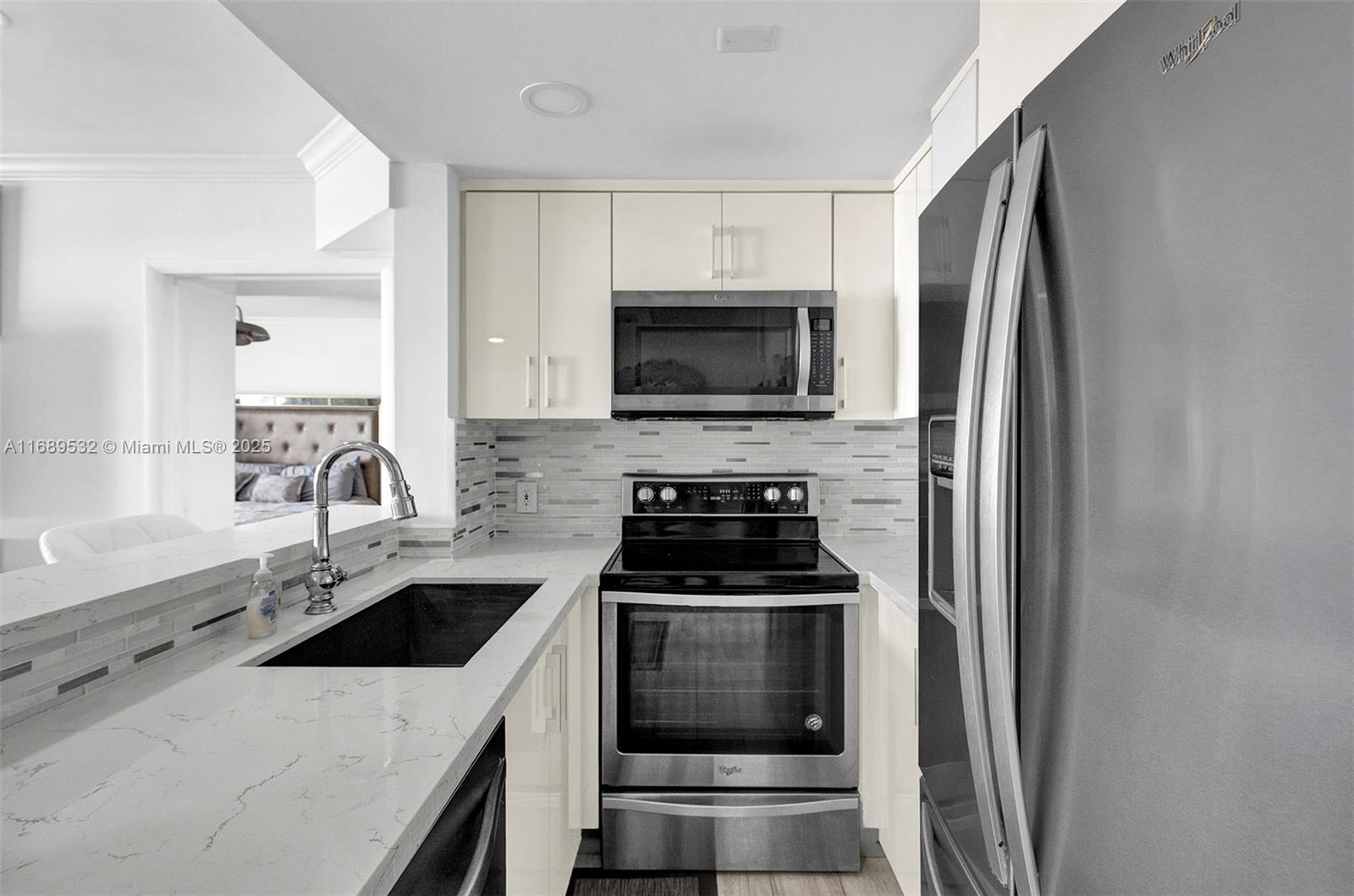 1460 Ocean Dr 305