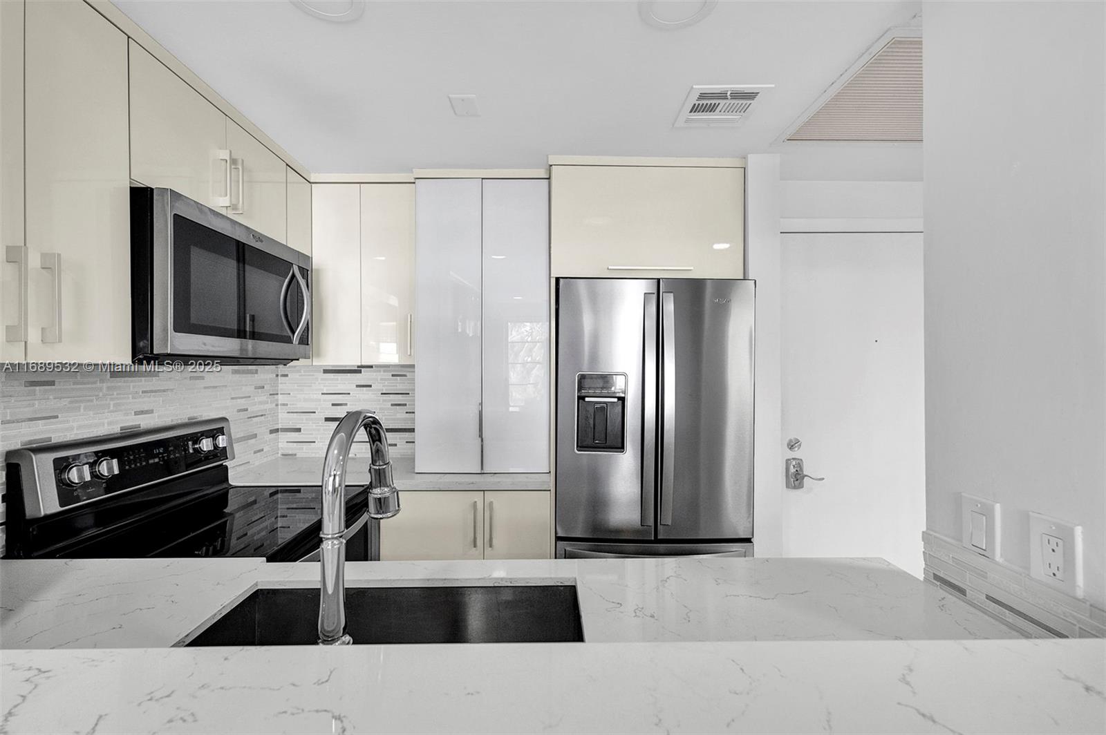 1460 Ocean Dr 305