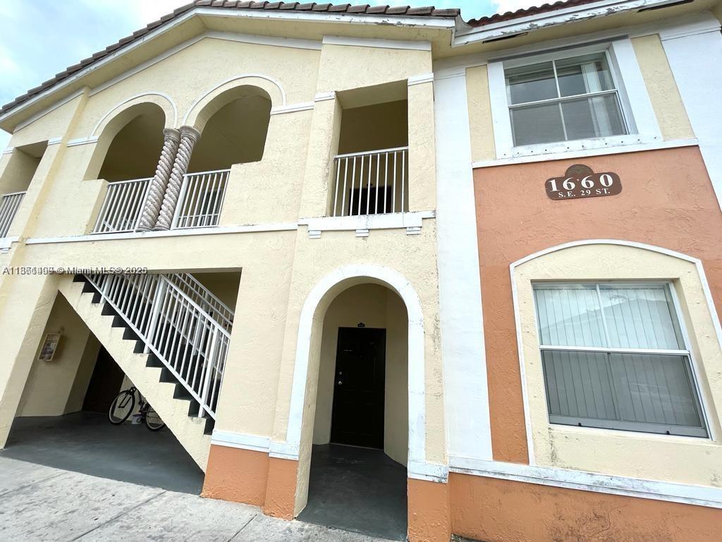 Beautiful 3/2 unit at SHOMA KEYS COVE, recently painted, on the 2nd floor, very bright unit, tile throughout, lots of closet space, washer and dryer inside, open kitchen, located near mall and major expressways, great location in Homestead, GATED COMMUNITY WITH RESORT STYLE AMENITIES.