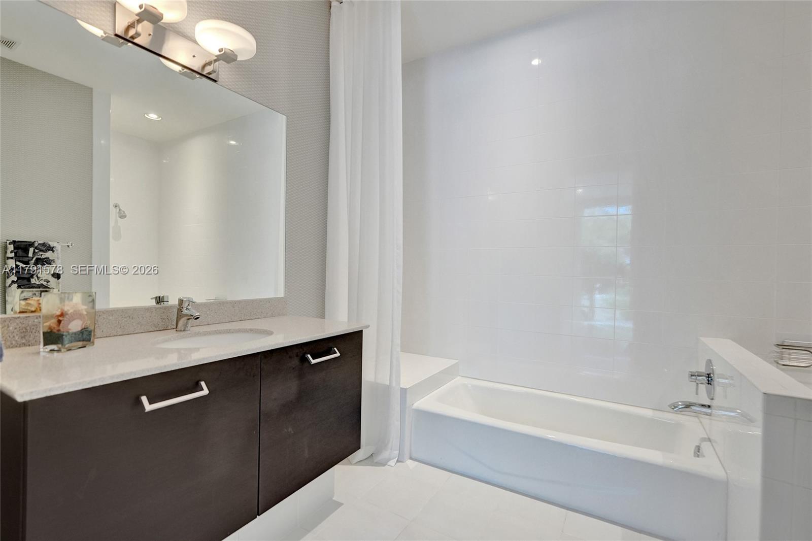 HARBOR VILLAGE SEC - Residential