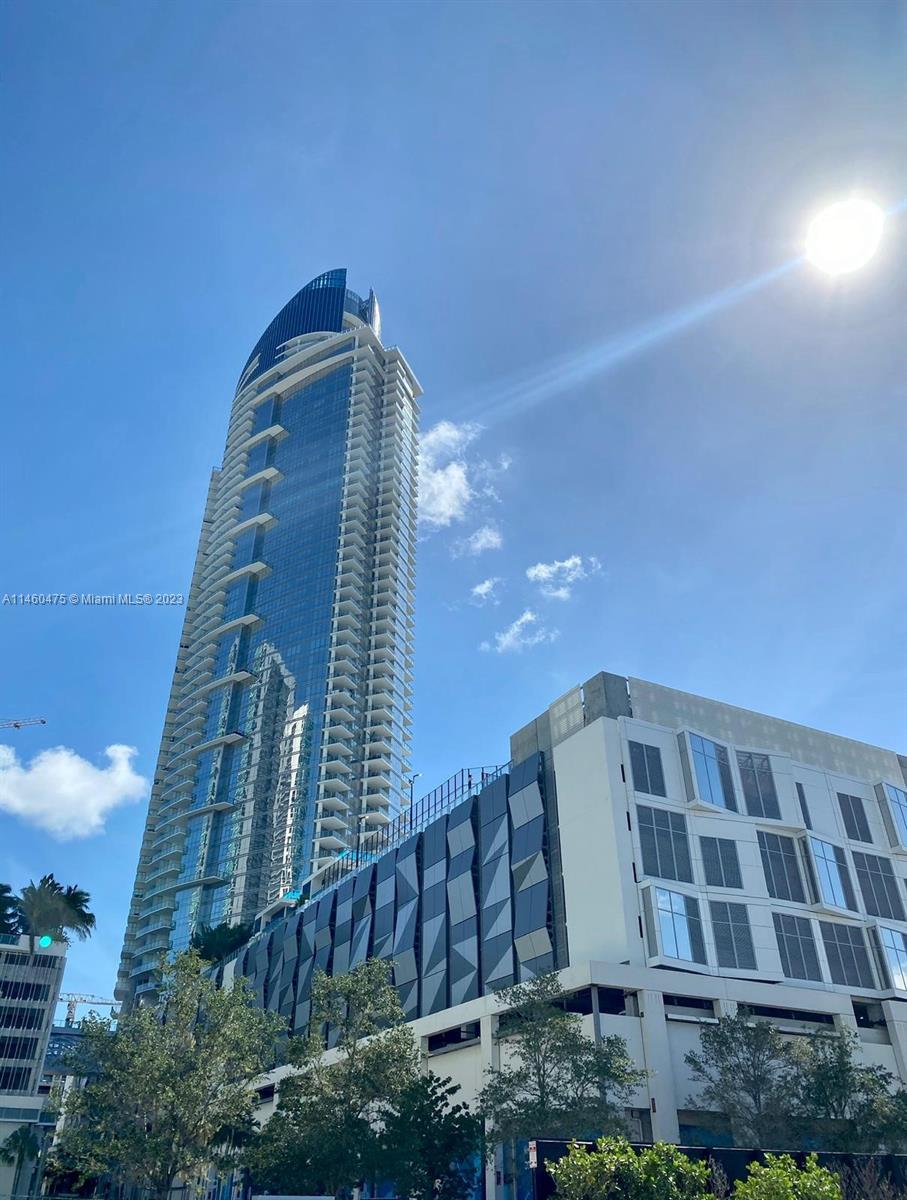 PARAMOUNT MIAMI WORLDCENT - Residential Lease