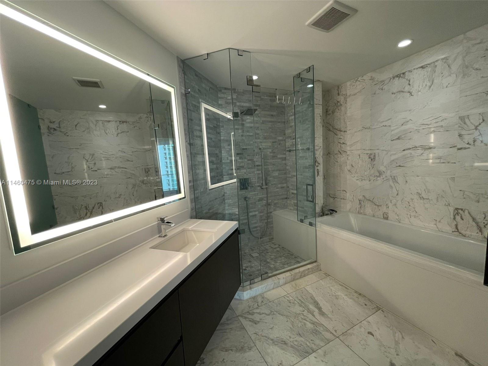 PARAMOUNT MIAMI WORLDCENT - Residential Lease