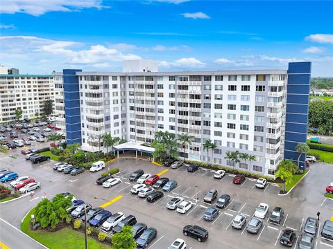 Photo of 4350 Hillcrest Dr #314, Hollywood, FL 33021 (MLS # A11899091)