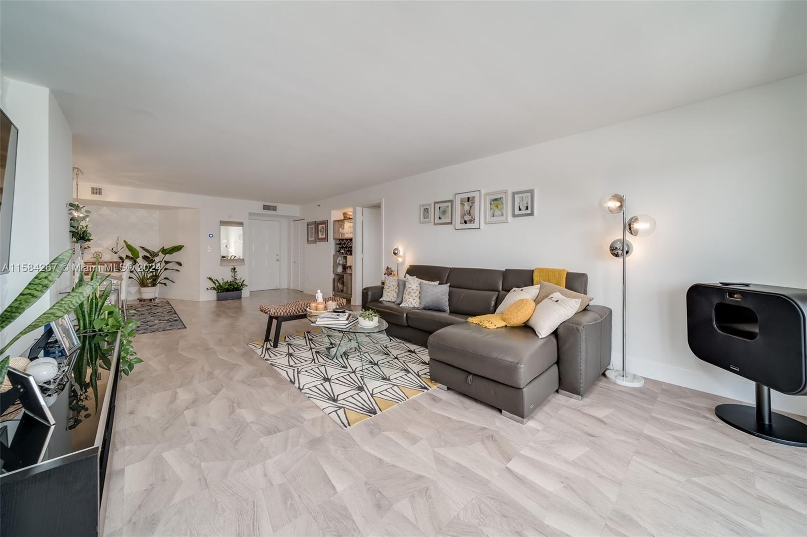 SUMMIT CONDO - Residential