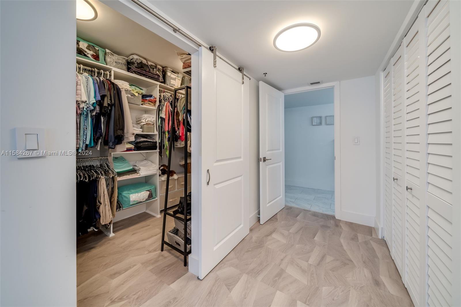 SUMMIT CONDO - Residential