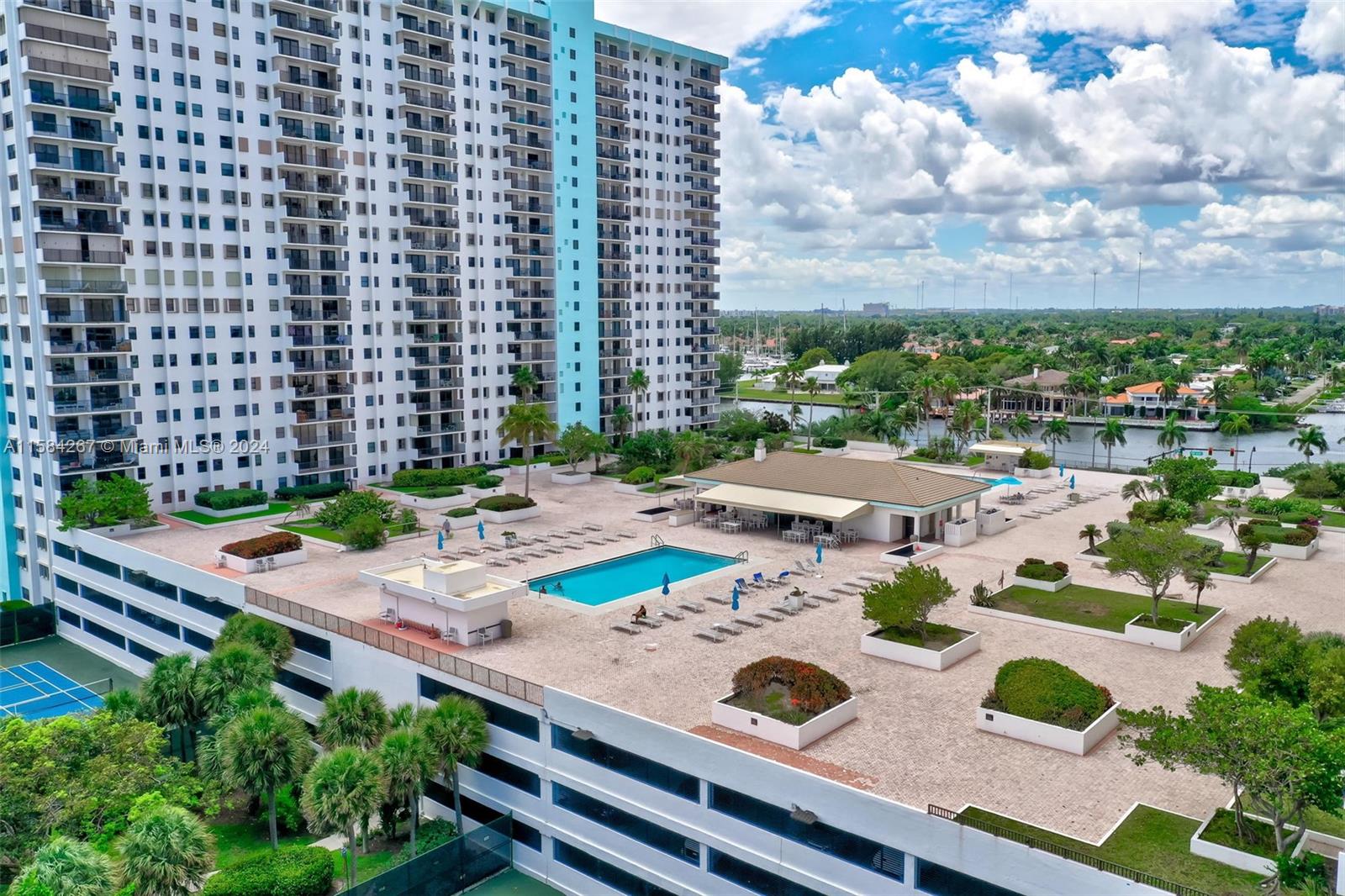 SUMMIT CONDO - Residential