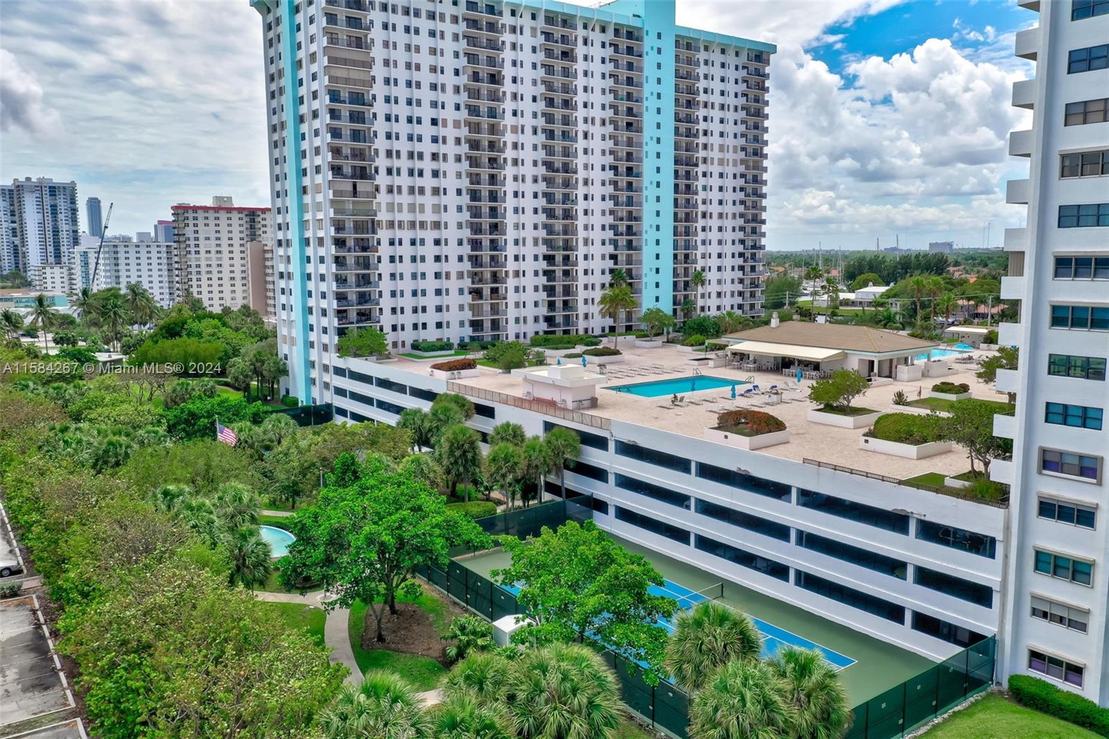 SUMMIT CONDO - Residential