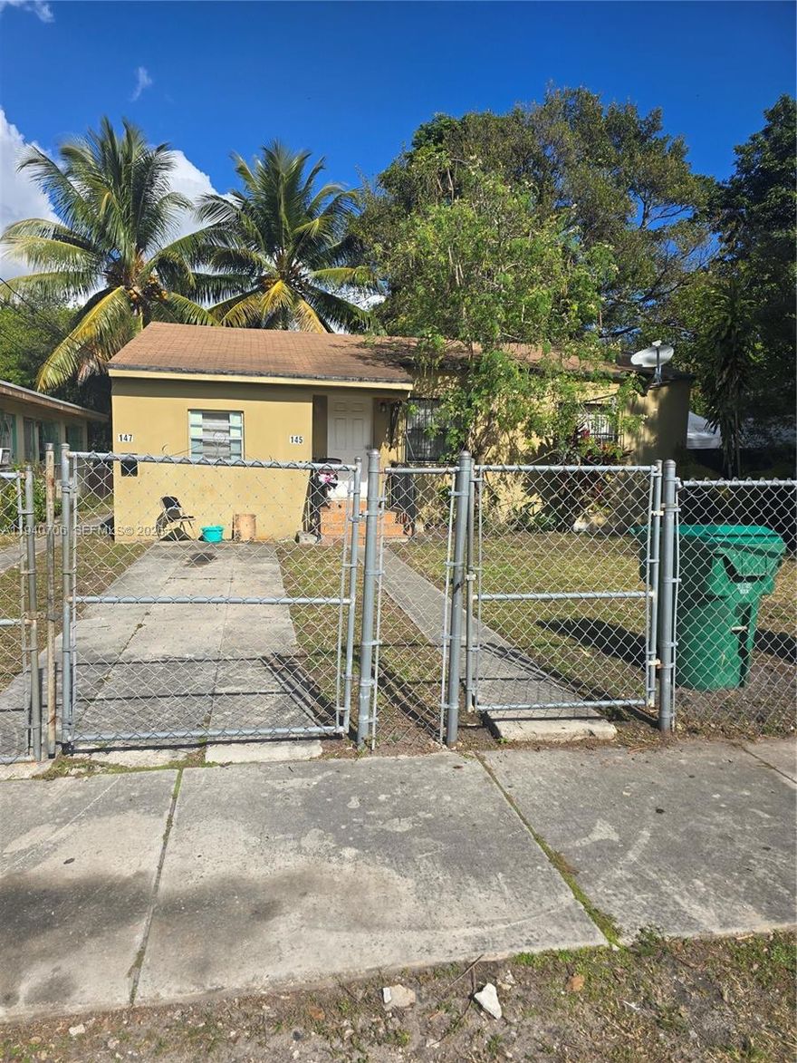 freshly painted inside and outside 1 bedroom and 1 bath room  yard wall unit ac.Plenty of​​‌​​​​‌​‌​​​‌‌​​​‌‌‌​​‌​​‌‌​​​​ space