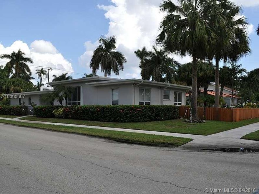 Gorgeously remodeled 4-bedroom Mid-Century Modern in Southlake. New floors, decking and roofing. Three sleek, updated bathrooms featuring modern tiles and fixtures. Beautifully landscaped double-lot with bespoke pool and fence. Tall ceilings. Great natural light. Split floor plan. Dual zone AC. Ample parking with three off-street locations. Gas stove, water heater & generator backup power. Hurricane panels. Enjoy living near beaches and waterways in this quiet family neighborhood.