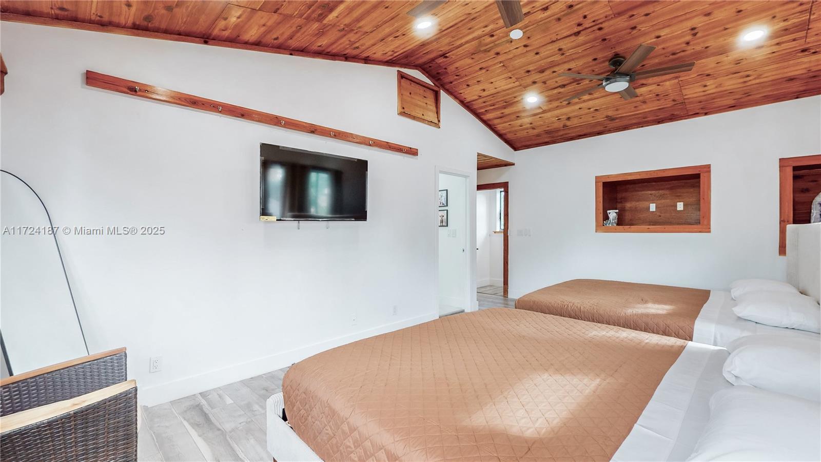 HOLLYWOOD TERRACE AMEN PL - Residential