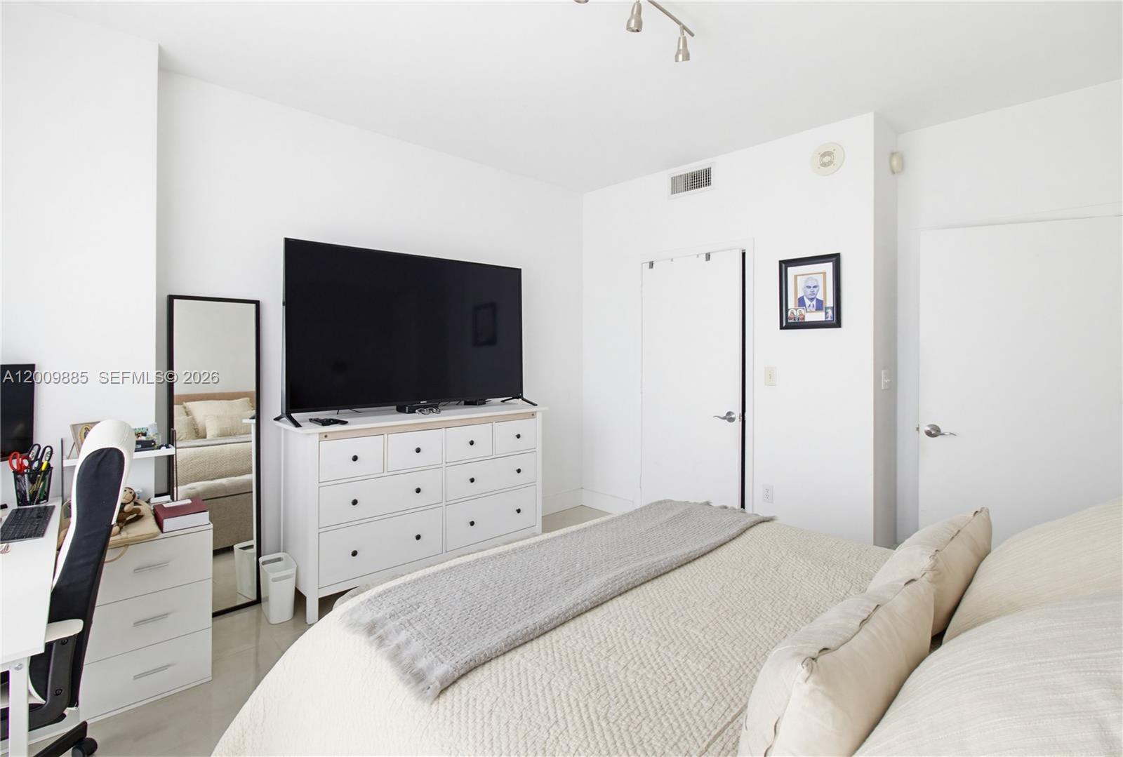 VIZCAYNE SOUTH CONDO - Residential