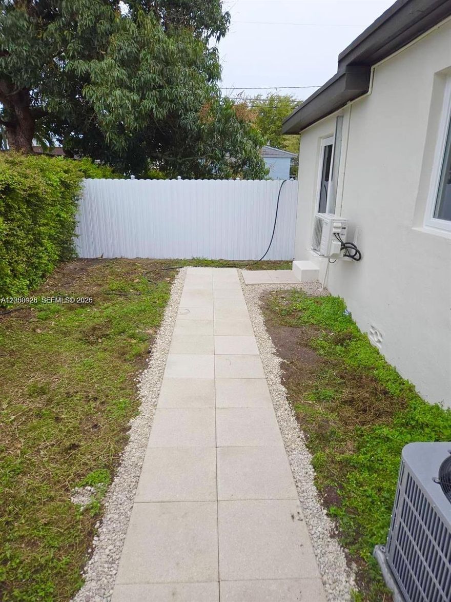 Beautifull studio unit with private entrance and patio space. Close to Coral Gables, 8th street and easy access to Palmetto expressway. Electricity and water included. Schedule your private showing today!