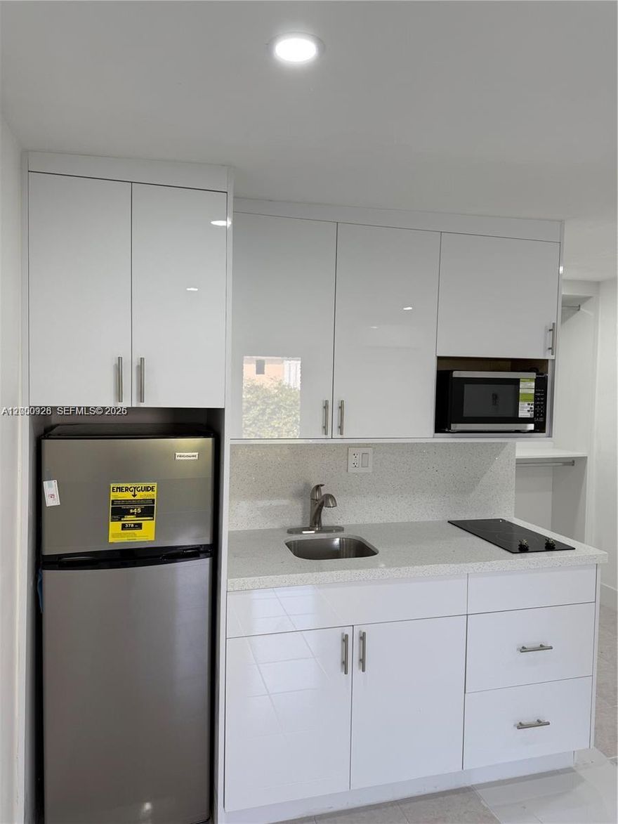 Beautifull studio unit with private entrance and patio space. Close to Coral Gables, 8th street and easy access to Palmetto expressway. Electricity and water included. Schedule your private showing today!