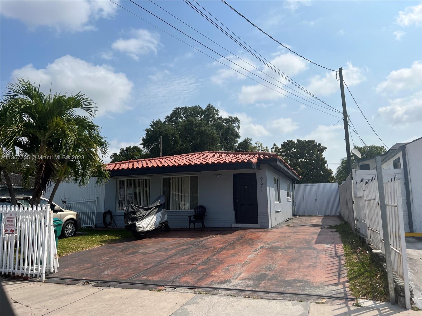 Photo 1 of 7 of 951 NW 26th Ave house