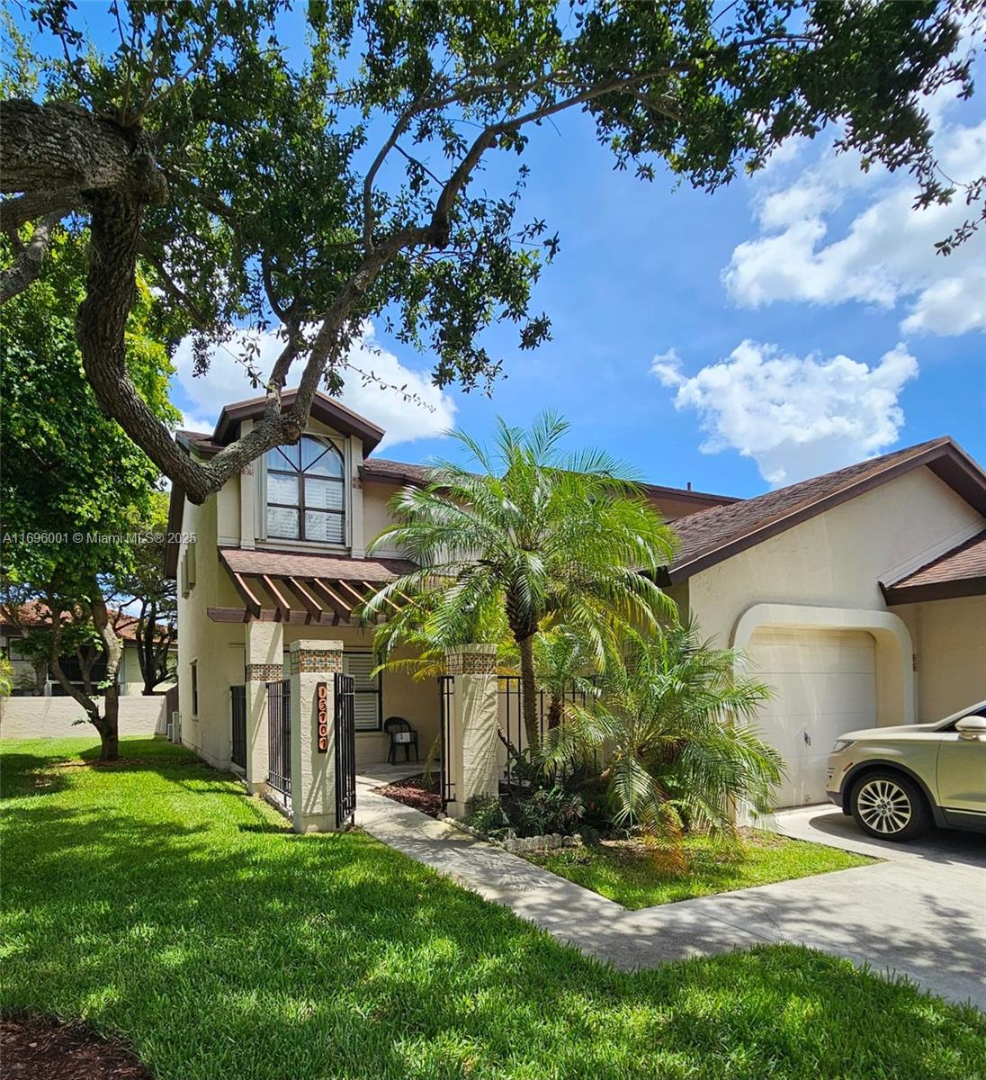 VALENCIA TOWNHOMES - Residential