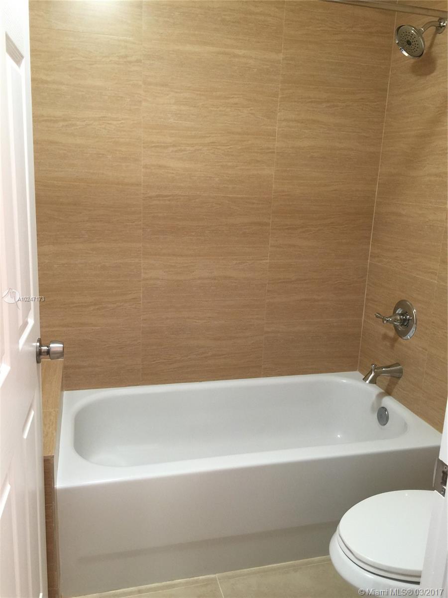 THE COURTS AT BAYSHORE II - Residential Lease