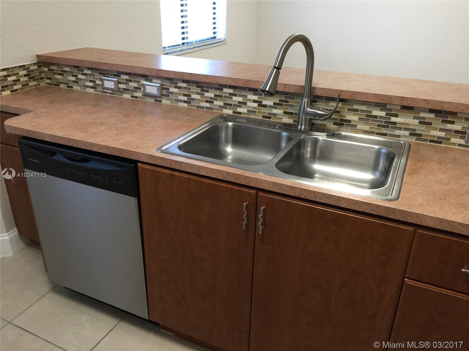 THE COURTS AT BAYSHORE II - Residential Lease