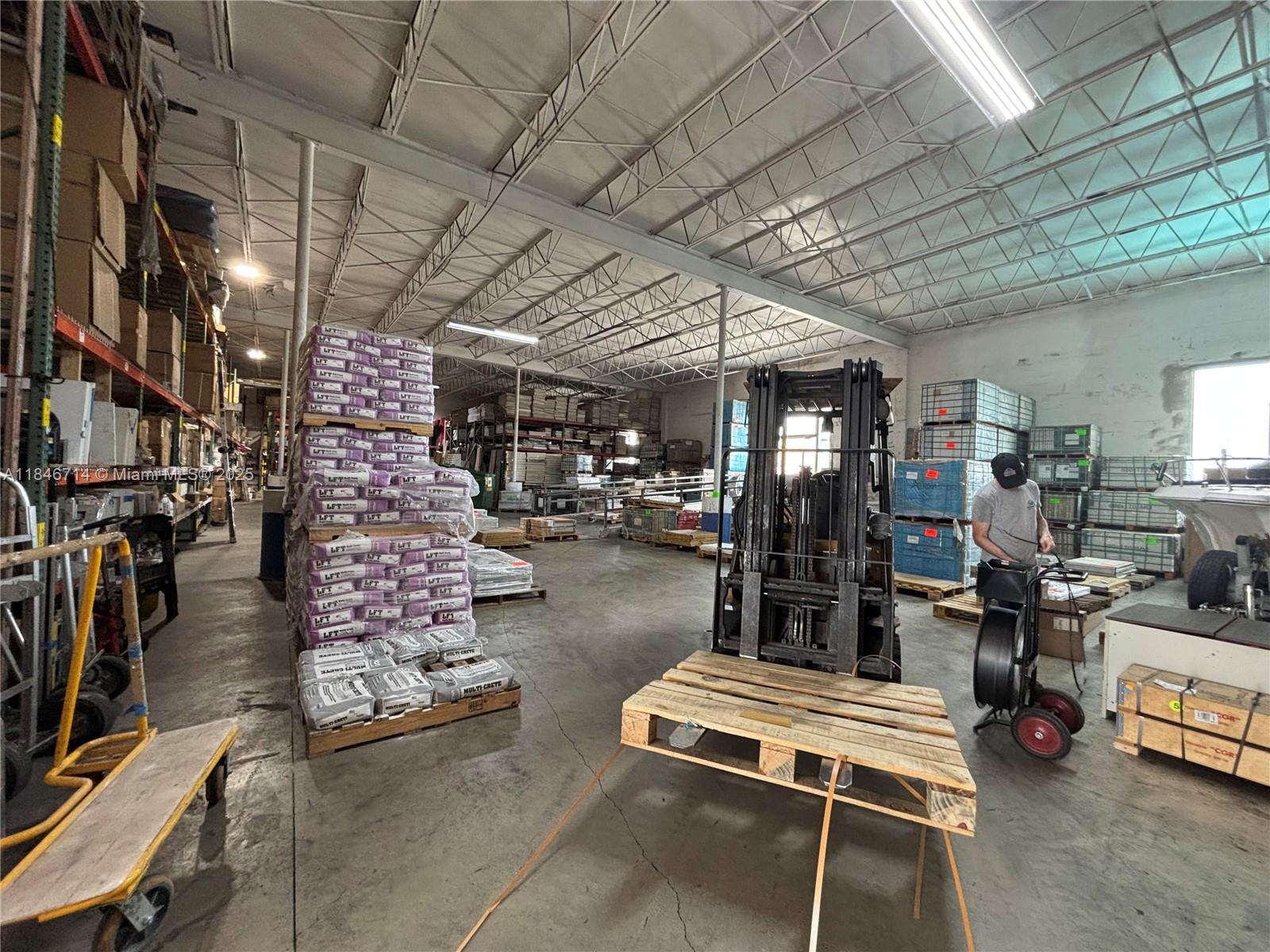225 W 21st St