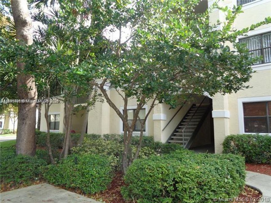 AMAZING 3BEDROOM 2 BATHROOM UNIT, LOCATED IN THE HEART OF HOLLYWOOD, TILE FLOOR, NEWER KITCHEN
CABINETS, STAINLESS STEEL APPLIANCES, UNIT EQUIPPED WITH WASHER, DRYER, DISHWASHER, UNIT IS ON
SECOND FLOOR, CONDO OFFERS, TENNIS COURT, TWO SWIMMING POOL, JACUZZI, GYM, NEAR TO SHOPPING
CENTER, SUPERMARKETS, TARGET, RESTAURANT, I-95, DOWNTOWN HOLLYWOOD, AND MORE.