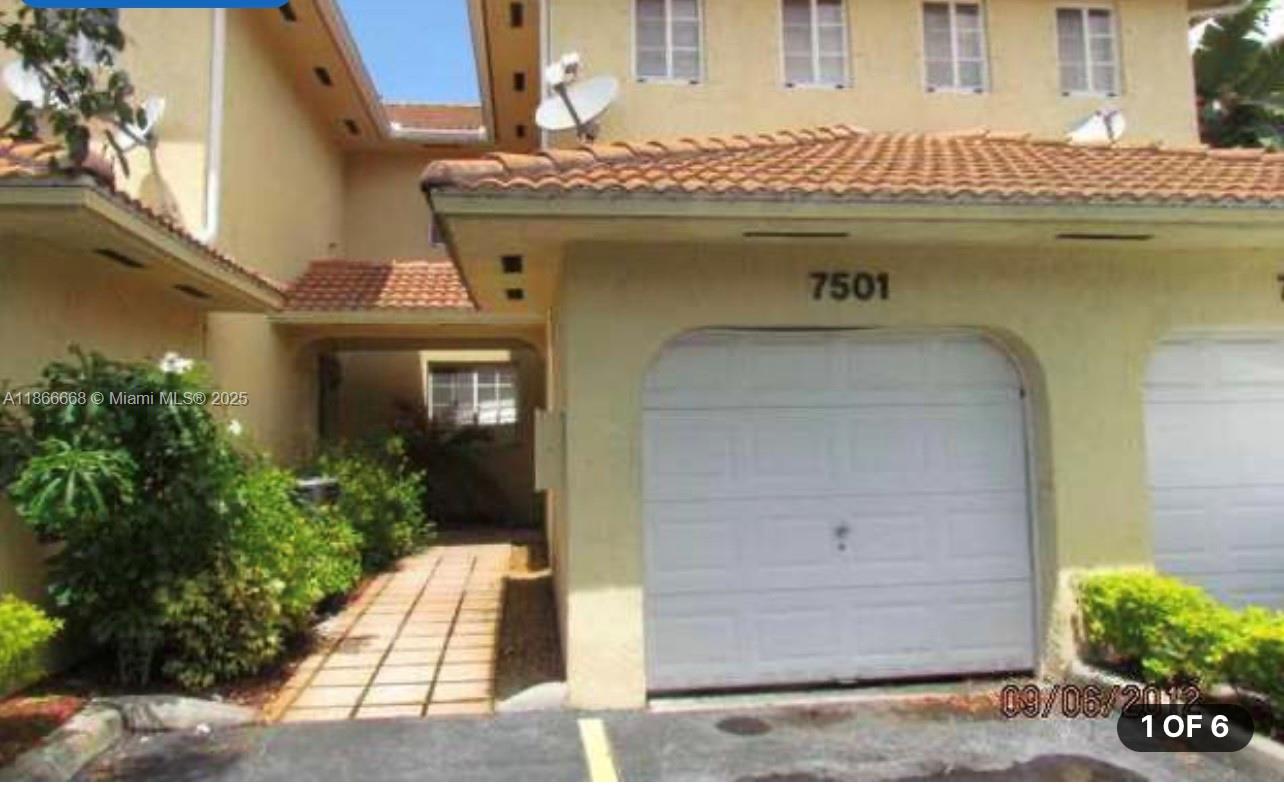 COZY TOWNHOUSE ALL PROPERTY IS ON THE 1ST FLOOR, 3/2 PLUS ONE CAR GARAGE, TERRACE IN THE BACK FOR YOUR BBQS, NICELY UPDATED. CLOSE TO SHOOLS AND MAJOR SHOPPING CENTERS AND RESTAURANTS. EASY ACCESS TO I75.