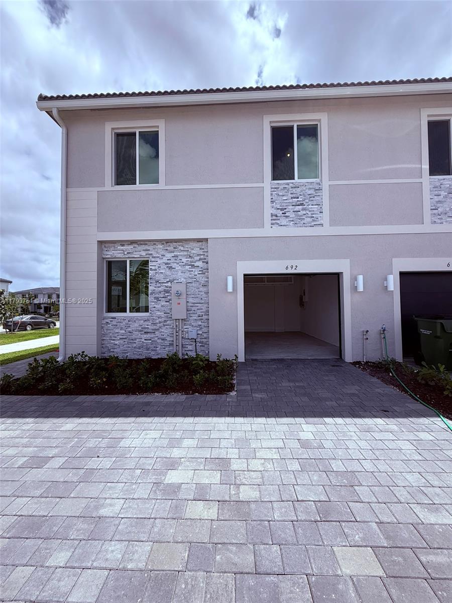 Rental Property at 620 Se 13 Ct, Homestead, Miami-Dade County, Florida - Bedrooms: 4 
Bathrooms: 4  - $3,200 MO.