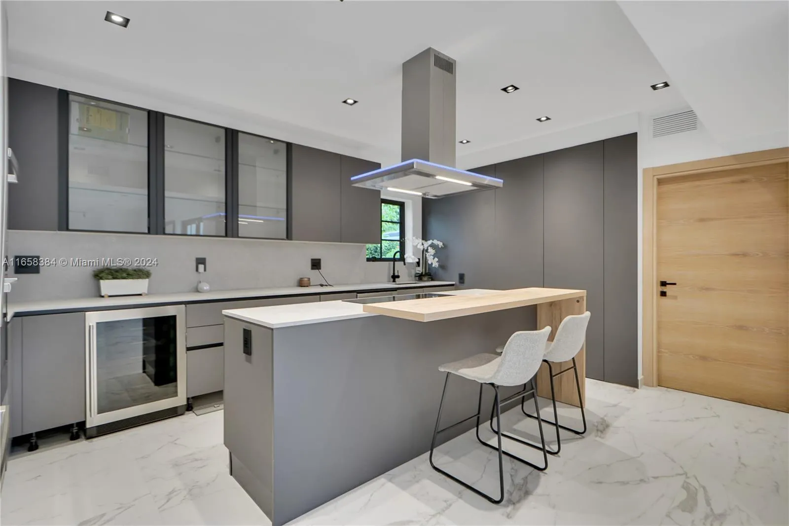 Coral Gables, Florida 33134, United States, 4 Bedrooms Bedrooms, ,3 BathroomsBathrooms,Residential,Pending,43766