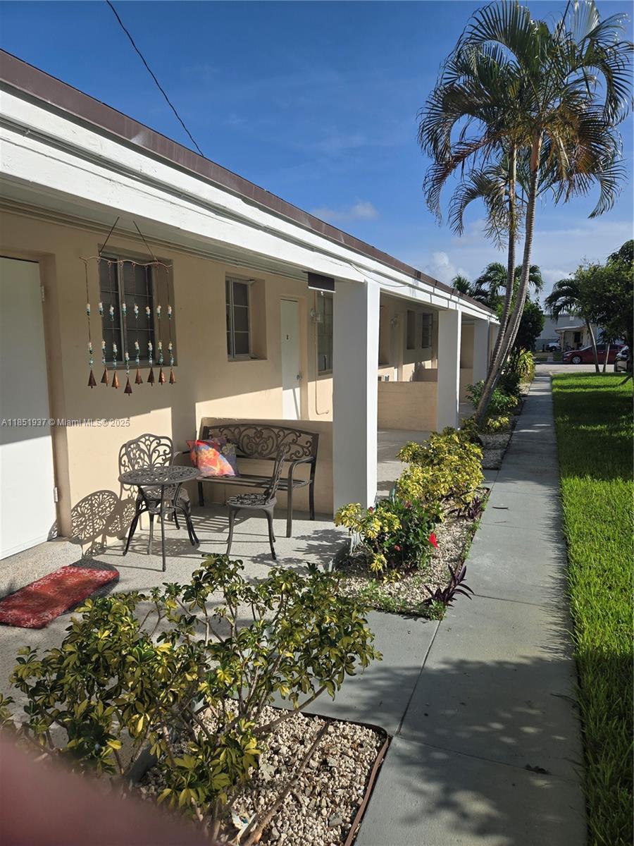 SUPER CLEAN 1/1 - EAST OF US1 - ALL TILE - NEW KITCHEN -CEILING FANS - PORCH - WALK TO PUBLIXS , BEACH , STARBUCKS - LAUNDRY ON PREMISES ! TENANT PAYS WATER GARBAGE SEWER $50 ! PLEASE READ BROKER REMARKS