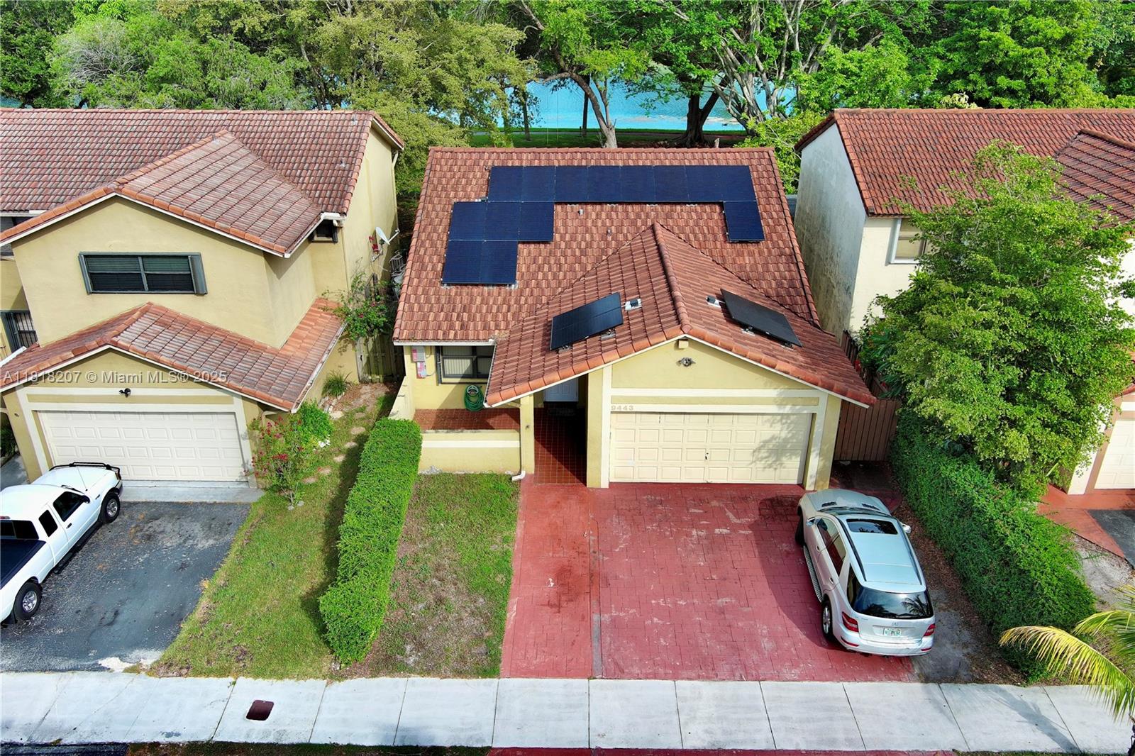GORGEOUS LAKE FRONT WITH 4 BEDROOMS AND 2 FULL BATHROOMS. BACKYARD WITH A STUNNING VIEW OF INCREDIBLE HAMMOCKS LAKE. ACCESS TO ALL THE HAMMOCKS AMENITIES WHICH INCLUDE MULTIPLE POOLS, TENNIS COURT, 24 HOUR SECURITY, PICNIC AREAS. A 13-MILLES BIKE TRAIL, PLAYGROUND AND STATE OF THE ART, EXERCISE FACILITY. THE PROPERTY IS IN AN EXCELLENT LOCATION WITH ACCESS TO GREAT SCHOOLS FOR CHILDREN OF ALL AGES, AS WELL AS CENTRALLY LOCATED NEAR RETAIL STORES, SUPERMARKET, RESTAURANTS AND CLOSE TO BAPTIST HOSPITAL. FULL SOLAR PANELES!!