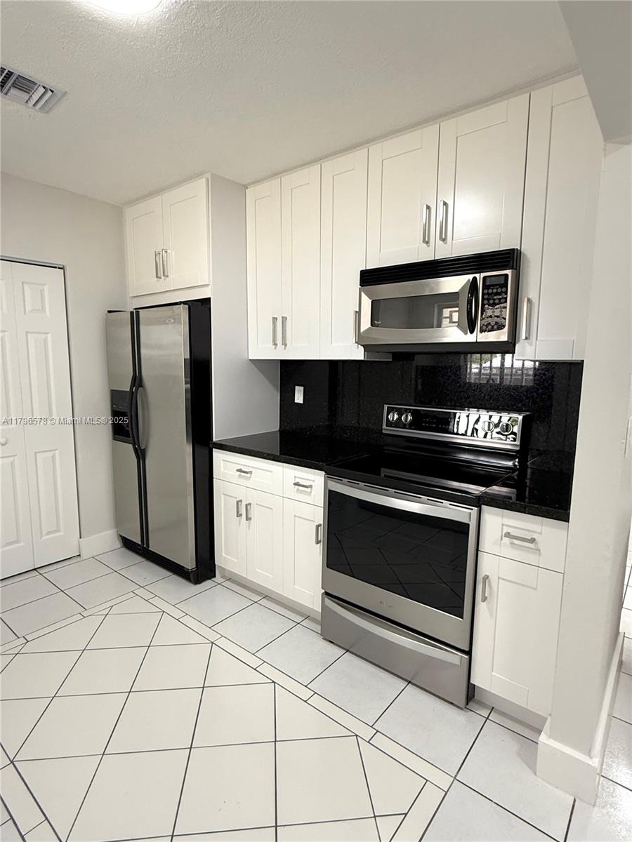 11311 Sw 203rd Ter, Miami, Broward County, Florida - 3 Bedrooms  
1 Bathrooms - 