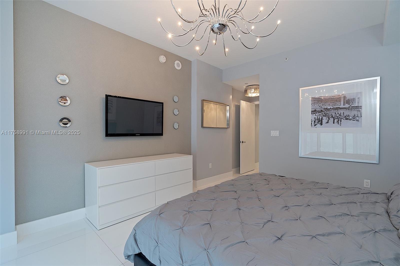 PARAMOUNT BAY CONDO - Residential