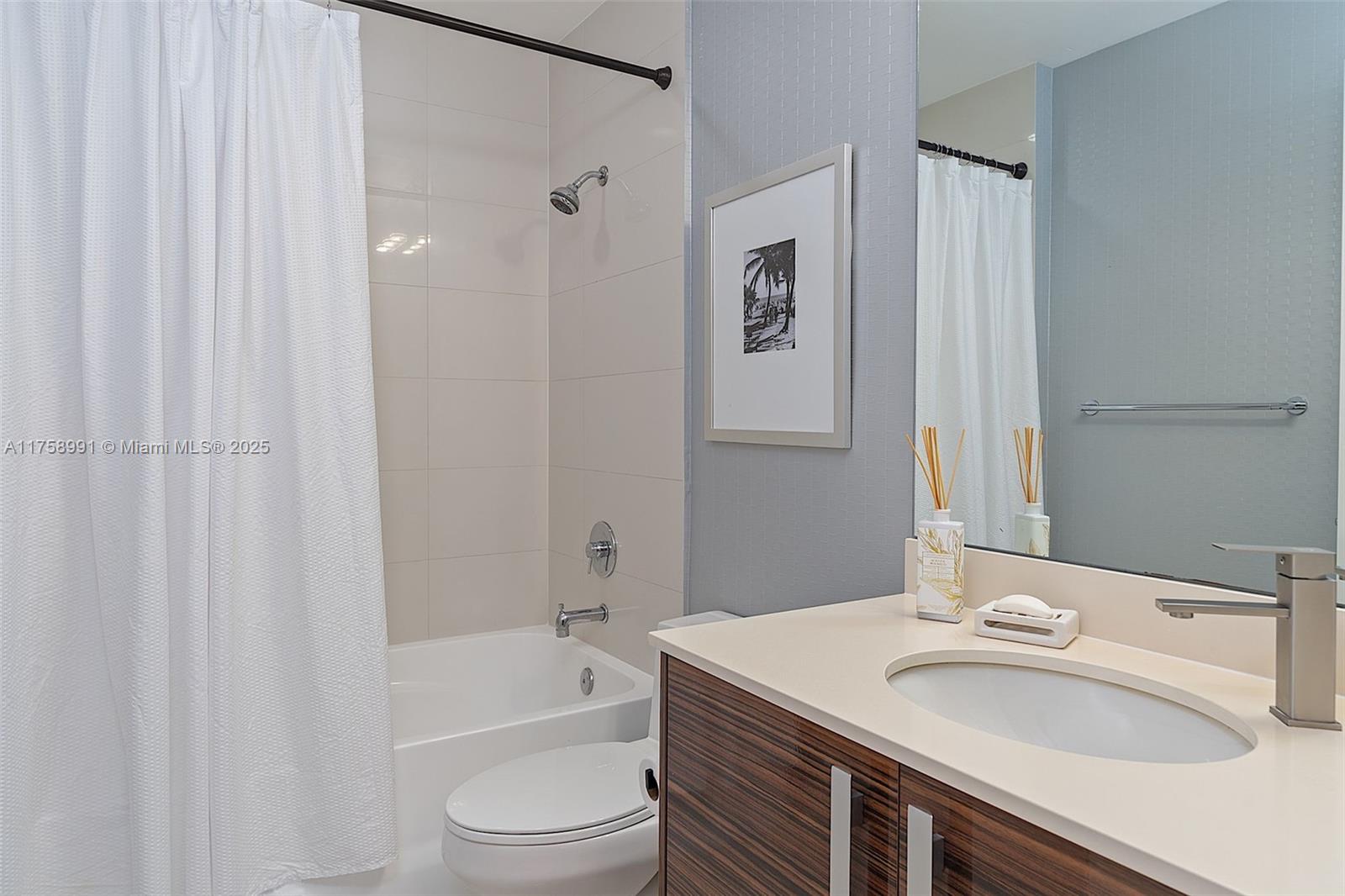 PARAMOUNT BAY CONDO - Residential
