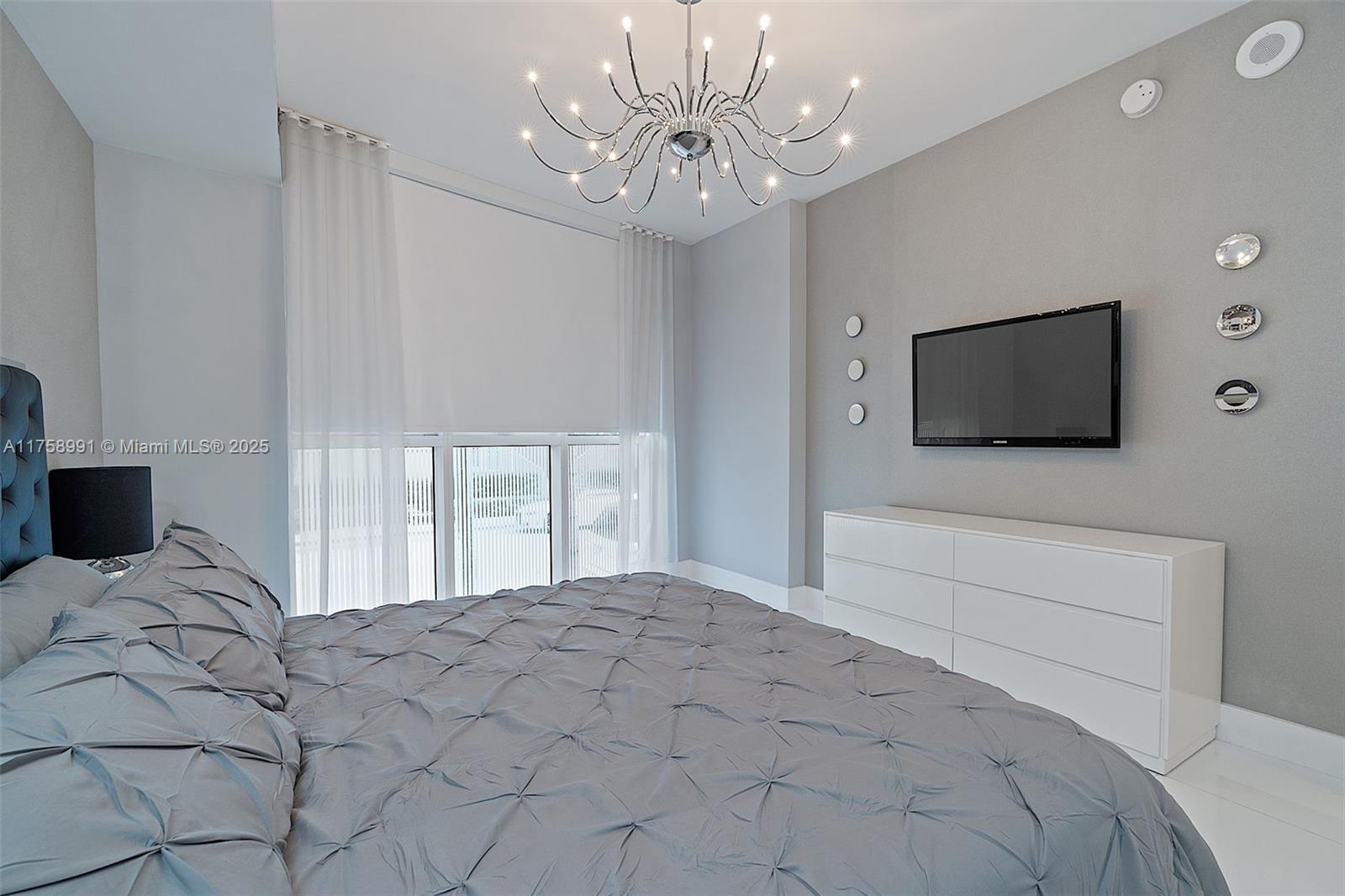 PARAMOUNT BAY CONDO - Residential