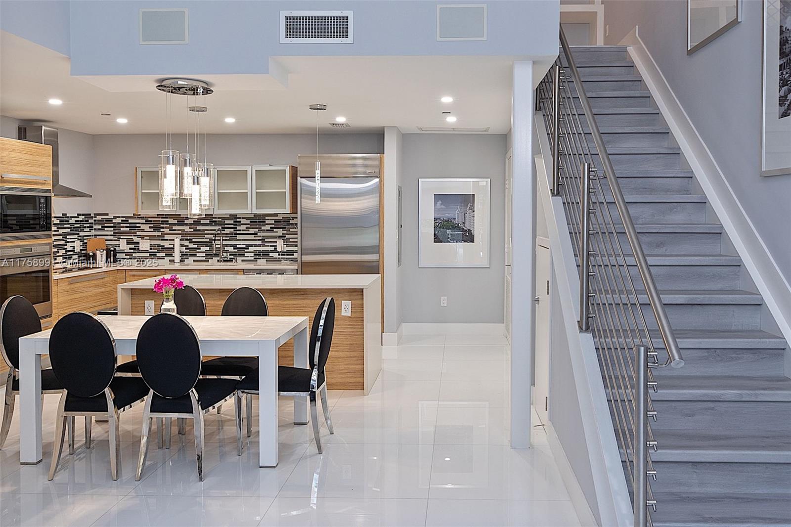 PARAMOUNT BAY CONDO - Residential